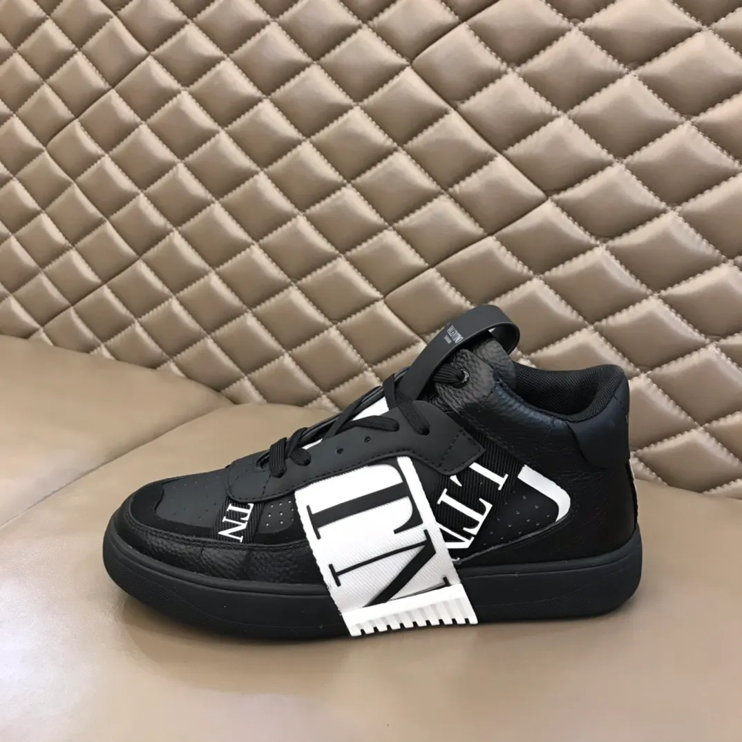 P460◾️▫️V L7N high-top calfskin lace-up sneakers. No man should be able to refuse this style. The classic color scheme is so handsome! Purchase a high-precision replica of the original version to instantly sell off the market currency! 6 VLTN logo rubber effect straps - Valentino Garavani Logo printed on the back and tongue, all materials are customized to ensure quality!  Size: Male 38-44 (45.46 customized)